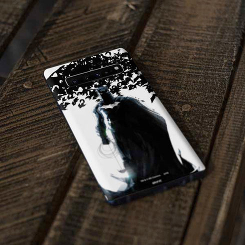 DC Comics Batman Holding batarang Art Galaxy S10 Skin