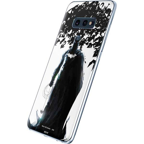 DC Comics Batman Holding batarang Art Galaxy S10e Skin
