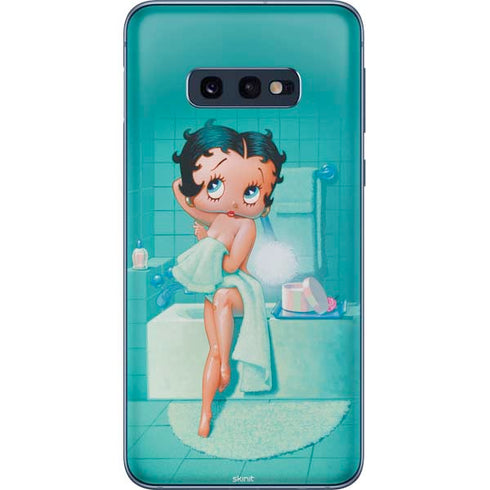 Betty Boop Bathing Galaxy S10e Skin