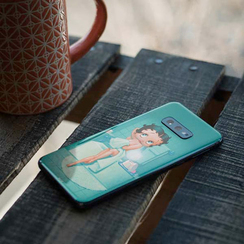 Betty Boop Bathing Galaxy S10e Skin