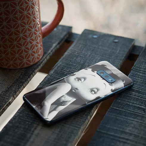 Betty Boop Black and White Galaxy S10e Skin