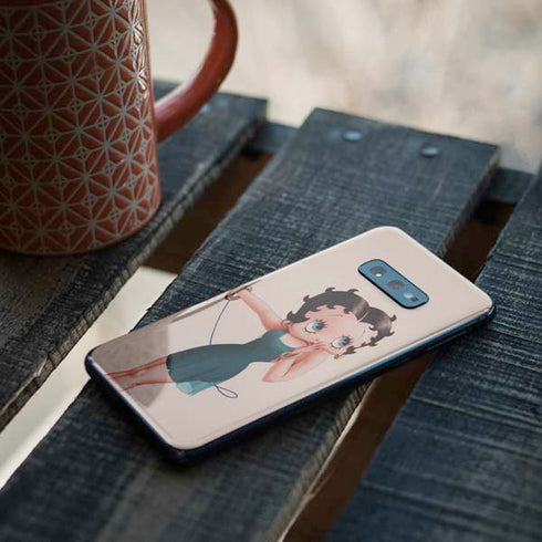 Betty Boop On the Phone Galaxy S10e Skin