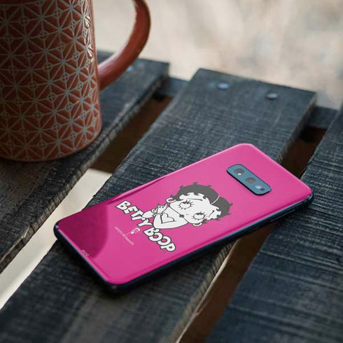 Betty Boop Pink Background Galaxy S10e Skin