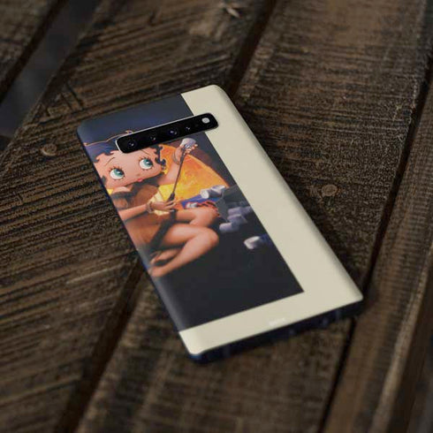 Betty Boop Roasting Marshmallows Galaxy S10 Plus Skin