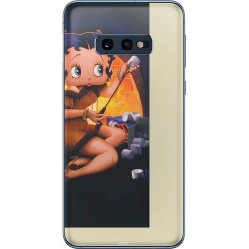 Betty Boop Roasting Marshmallows Galaxy S10e Skin