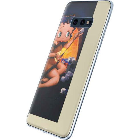 Betty Boop Roasting Marshmallows Galaxy S10e Skin