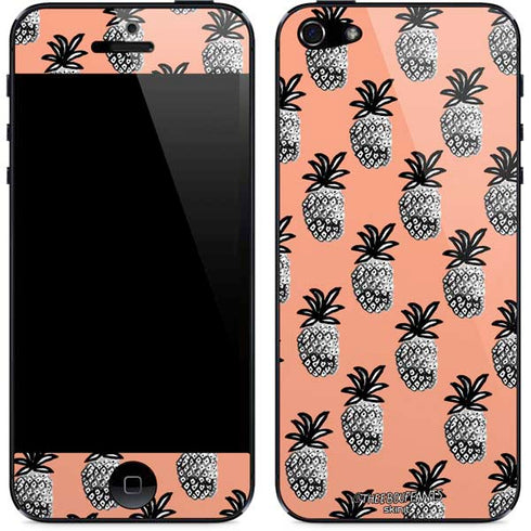 Bouffants and Broken Hearts Gray Scale Pineapple iPhone 5/5s/5SE Skin