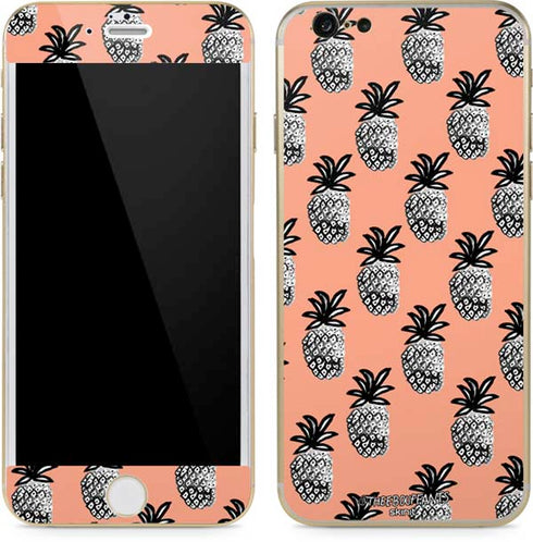 Bouffants and Broken Hearts Gray Scale Pineapple iPhone 6/6s Skin