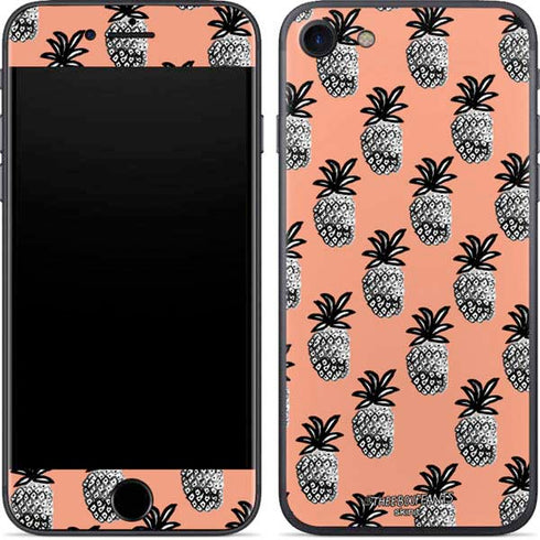 Bouffants and Broken Hearts Gray Scale Pineapple iPhone 7 Skin