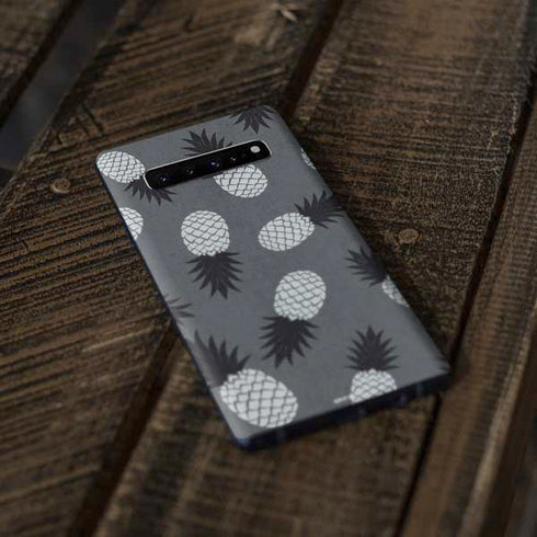 Black and White Pineapples Galaxy S10 Skin