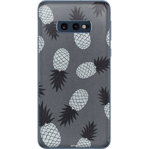 Black and White Pineapples Galaxy S10e Skin