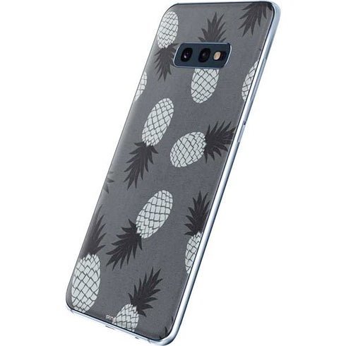 Black and White Pineapples Galaxy S10e Skin