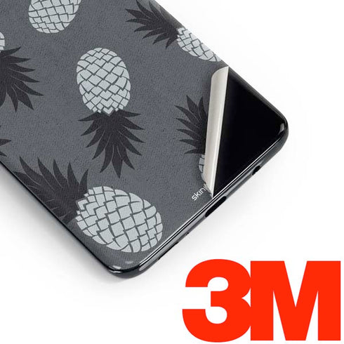 Black and White Pineapples Galaxy S10e Skin