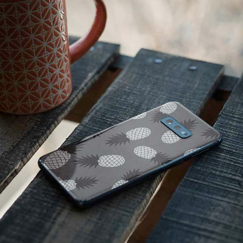 Black and White Pineapples Galaxy S10e Skin