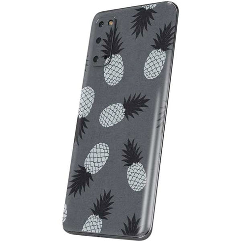 Black and White Pineapples Galaxy S20 Skin