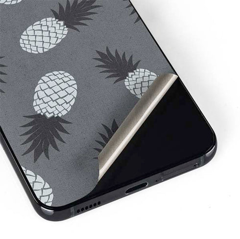 Black and White Pineapples Galaxy S22 Skin