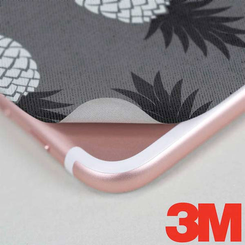 Black and White Pineapples iPhone 7 Skin