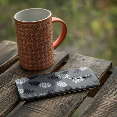Black and White Pineapples OnePlus 7 Pro Skin