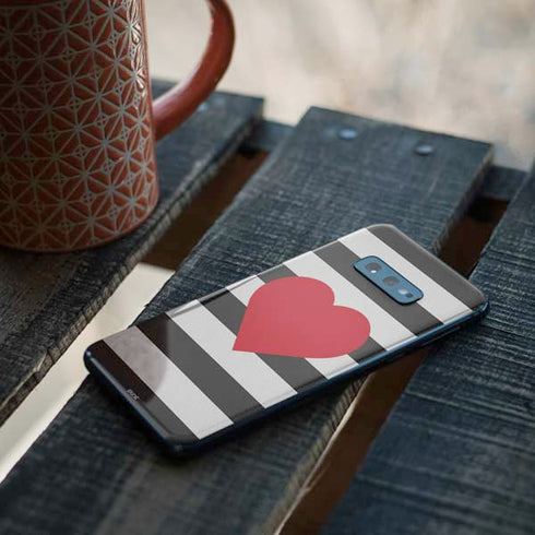 Black And White Striped Heart Galaxy S10e Skin
