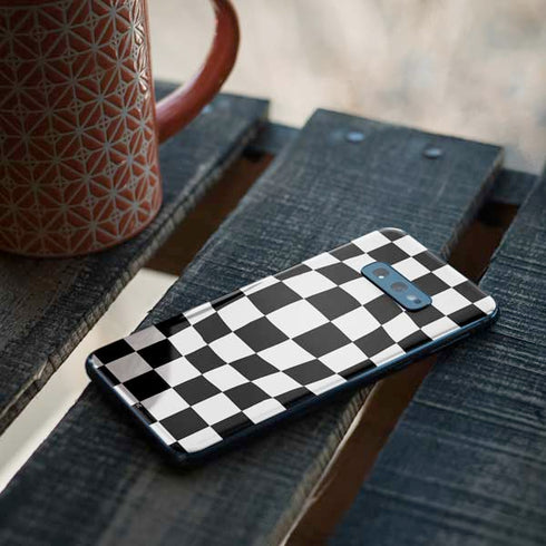 Black and White Zoomed Checkerboard Galaxy S10e Skin