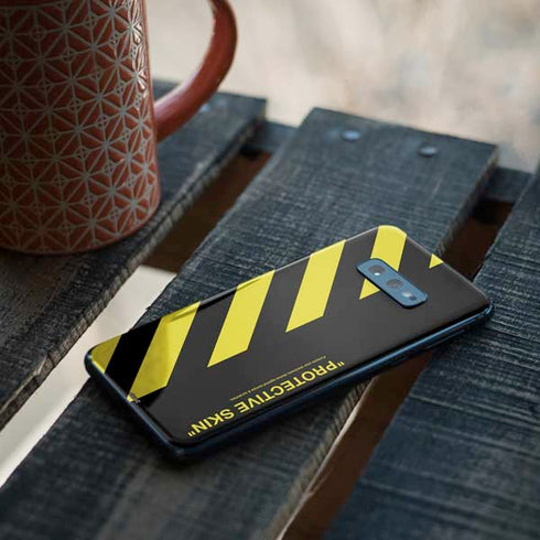 Black and Yellow Stripes Galaxy S10e Skin