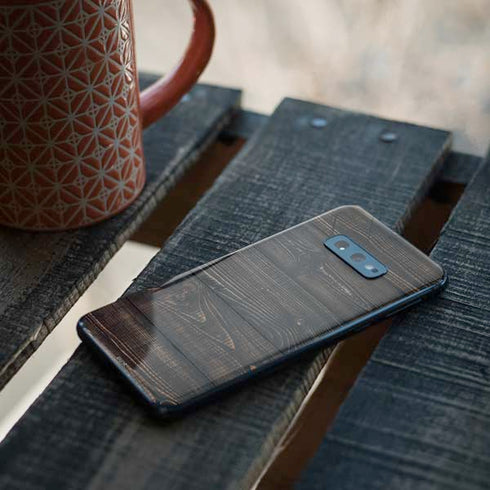Black Painted Wood Galaxy S10e Skin