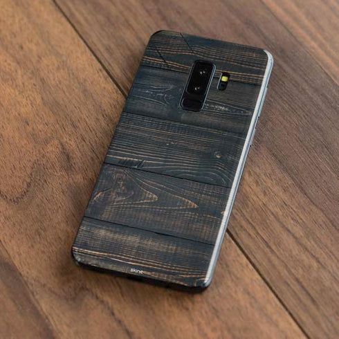 Black Painted Wood Galaxy S9 Plus Skin