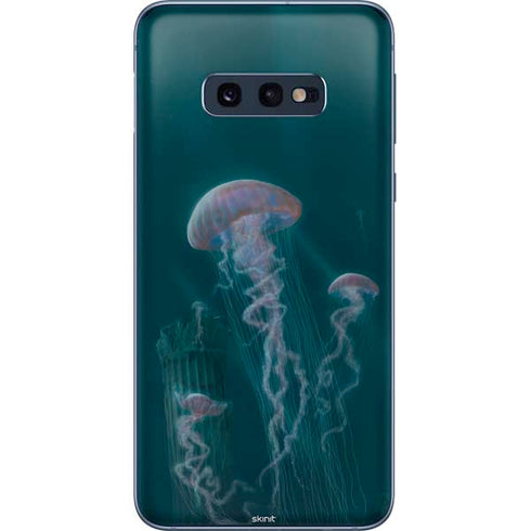 Vincent Hie Blue Jellyfish Galaxy S10e Skin