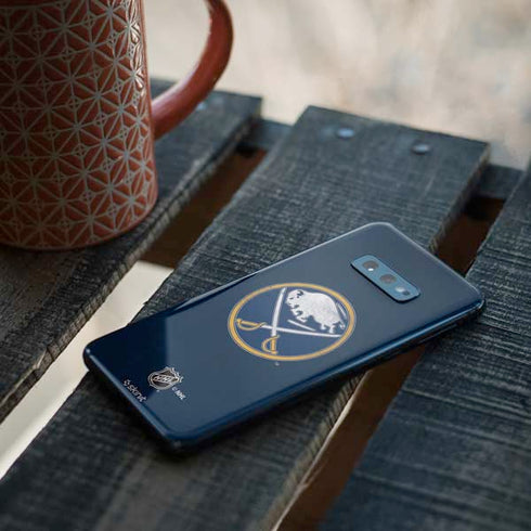NHL Buffalo Sabres Distressed Galaxy S10e Skin