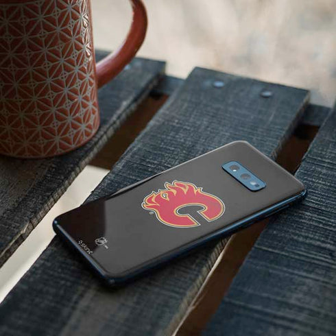 NHL Calgary Flames Distressed Galaxy S10e Skin
