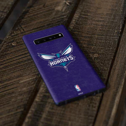 NBA Charlotte Hornets Distressed-Purple Galaxy S10 Skin