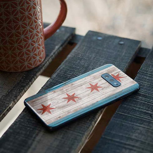 Chicago Flag Dark Wood Galaxy S10e Skin