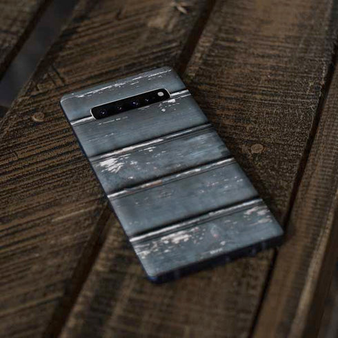 Chipped Blue Wood Galaxy S10 Skin