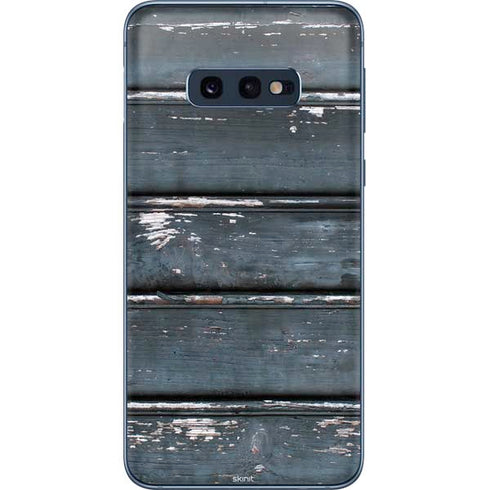 Chipped Blue Wood Galaxy S10e Skin