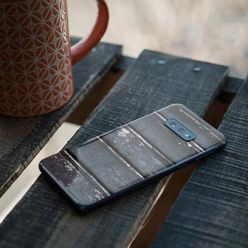 Chipped Blue Wood Galaxy S10e Skin