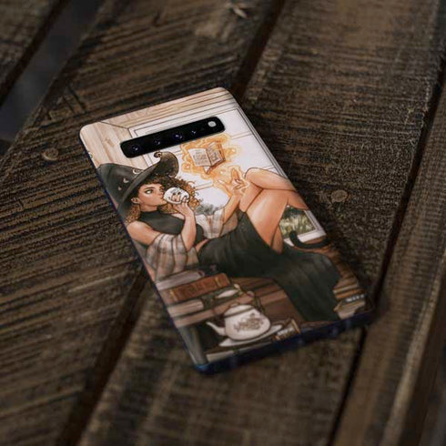 Cozy Autumn Library Witch with Cat and Coffee by Ivy Dolamore Galaxy S10 Skin