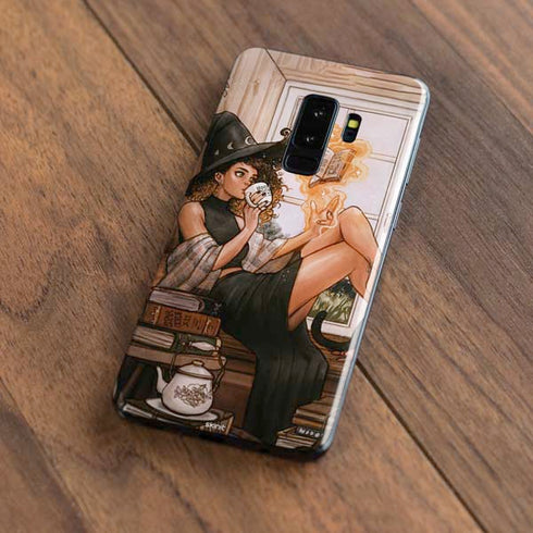 Cozy Autumn Library Witch with Cat and Coffee by Ivy Dolamore Galaxy S9 Plus Skin