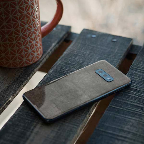 Dark Iron Grey Concrete Galaxy S10e Skin