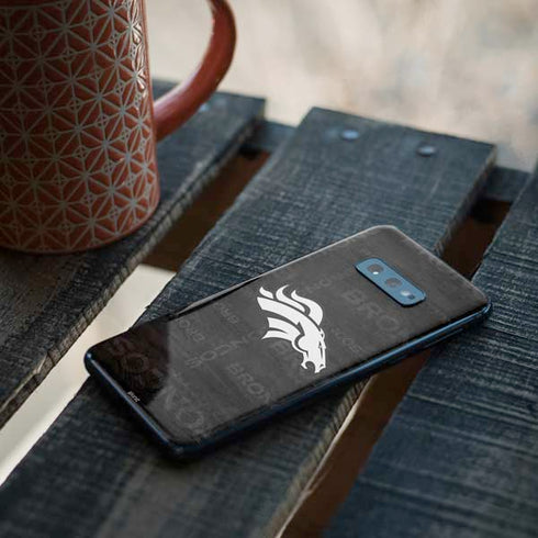 NFL Denver Broncos Black & White Galaxy S10e Skin