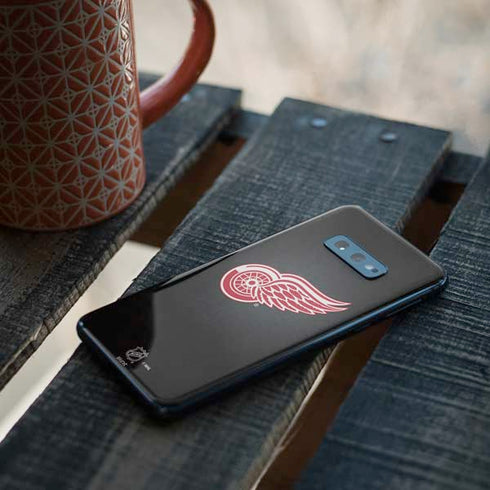 NHL Detroit Red Wings Black Background Galaxy S10e Skin