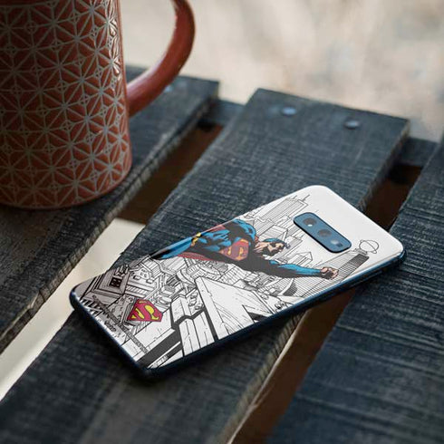 DC Comics Superman Flying Over City Pose Galaxy S10e Skin
