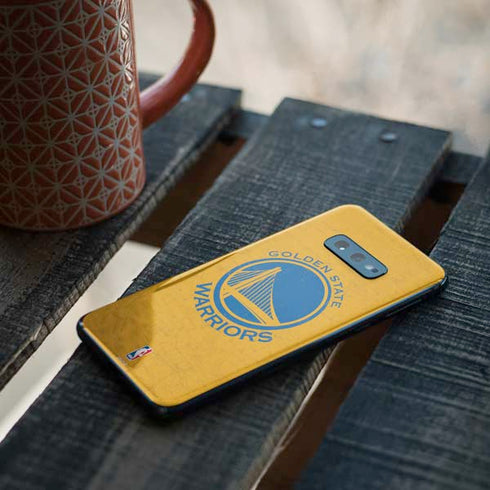 NBA Golden State Warriors Distressed Galaxy S10e Skin