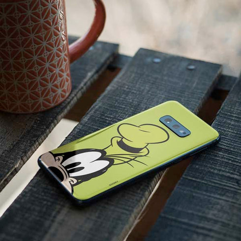 Disney Friends Goofy Up Close Galaxy S10e Skin