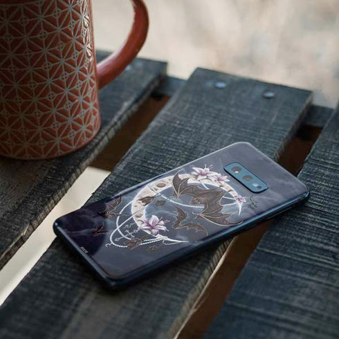 Gothic Moon with Bats and Flowers by Sarah Richter Galaxy S10e Skin