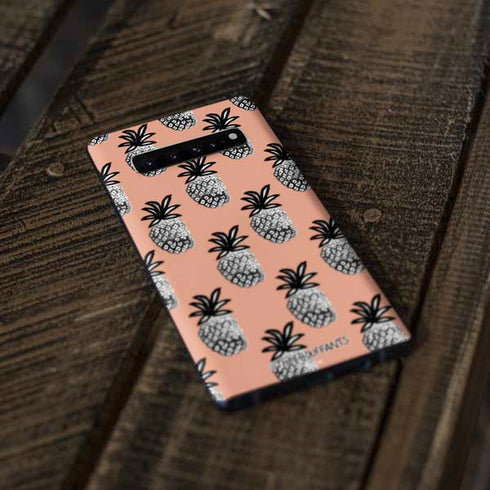 Bouffants and Broken Hearts Gray Scale Pineapple Galaxy S10 Plus Skin