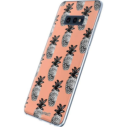 Bouffants and Broken Hearts Gray Scale Pineapple Galaxy S10e Skin
