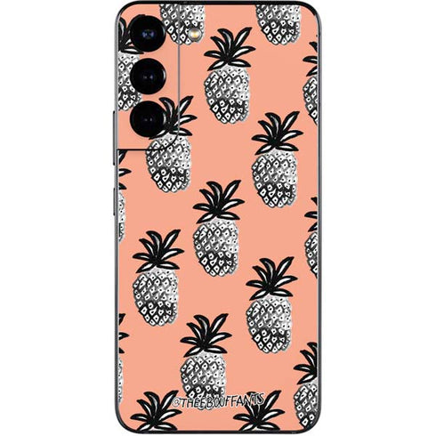 Bouffants and Broken Hearts Gray Scale Pineapple Galaxy S22 Skin