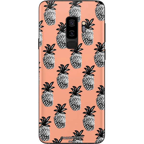 Bouffants and Broken Hearts Gray Scale Pineapple Galaxy S9 Plus Skin
