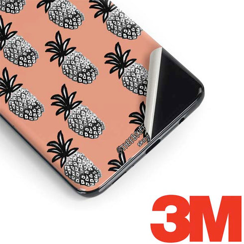 Bouffants and Broken Hearts Gray Scale Pineapple Galaxy S9 Plus Skin