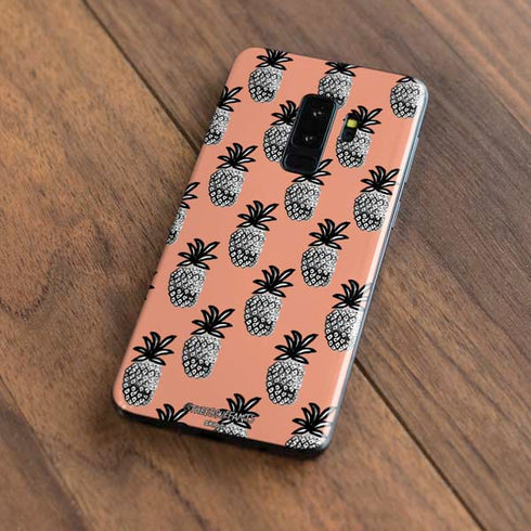 Bouffants and Broken Hearts Gray Scale Pineapple Galaxy S9 Plus Skin